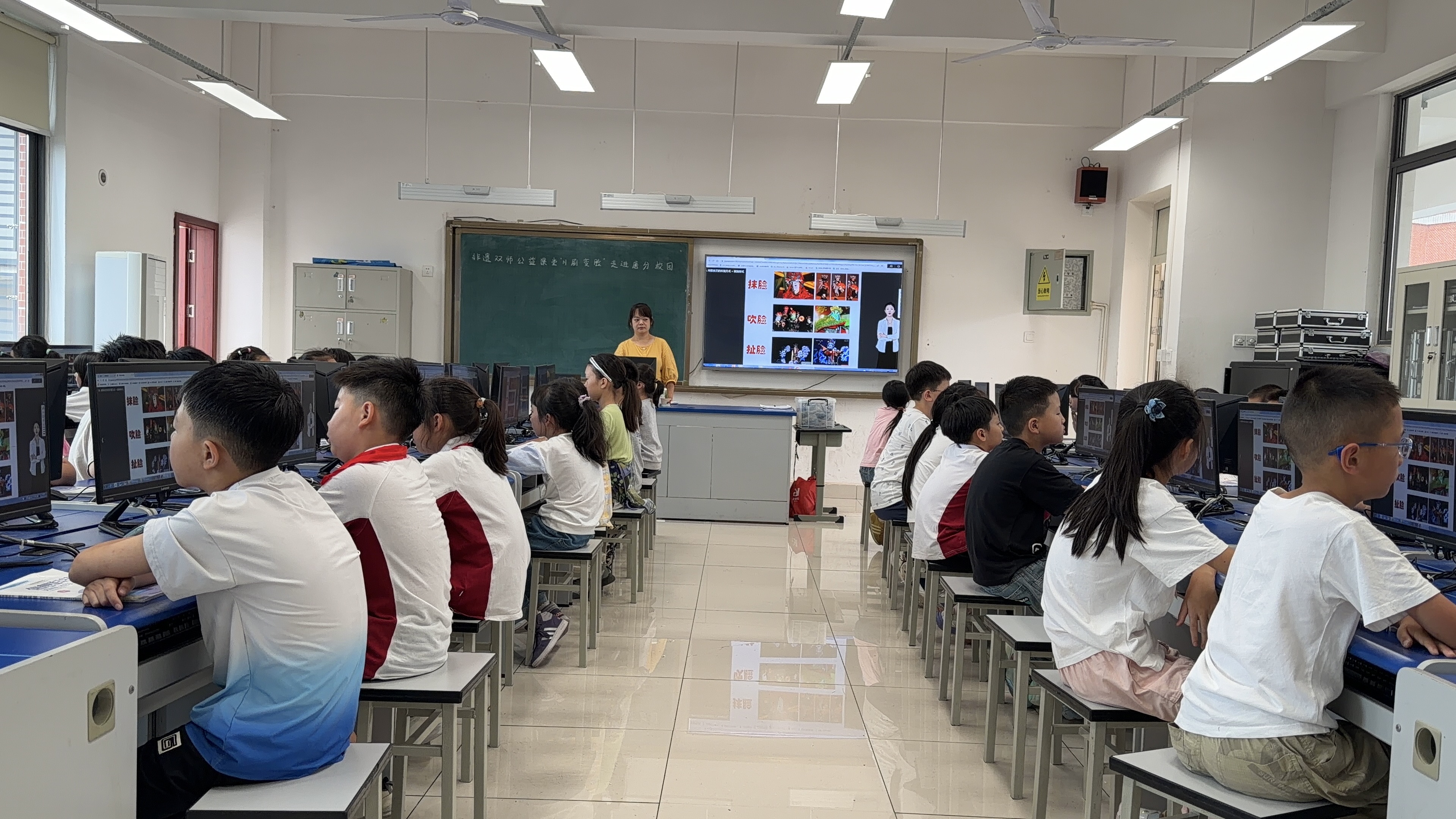 On-site teaching of the "Intangible Cultural Heritage Public Welfare Class" for Class 7, Grade 4, Moziqiao Primary School, Chengdu, Sichuan Province