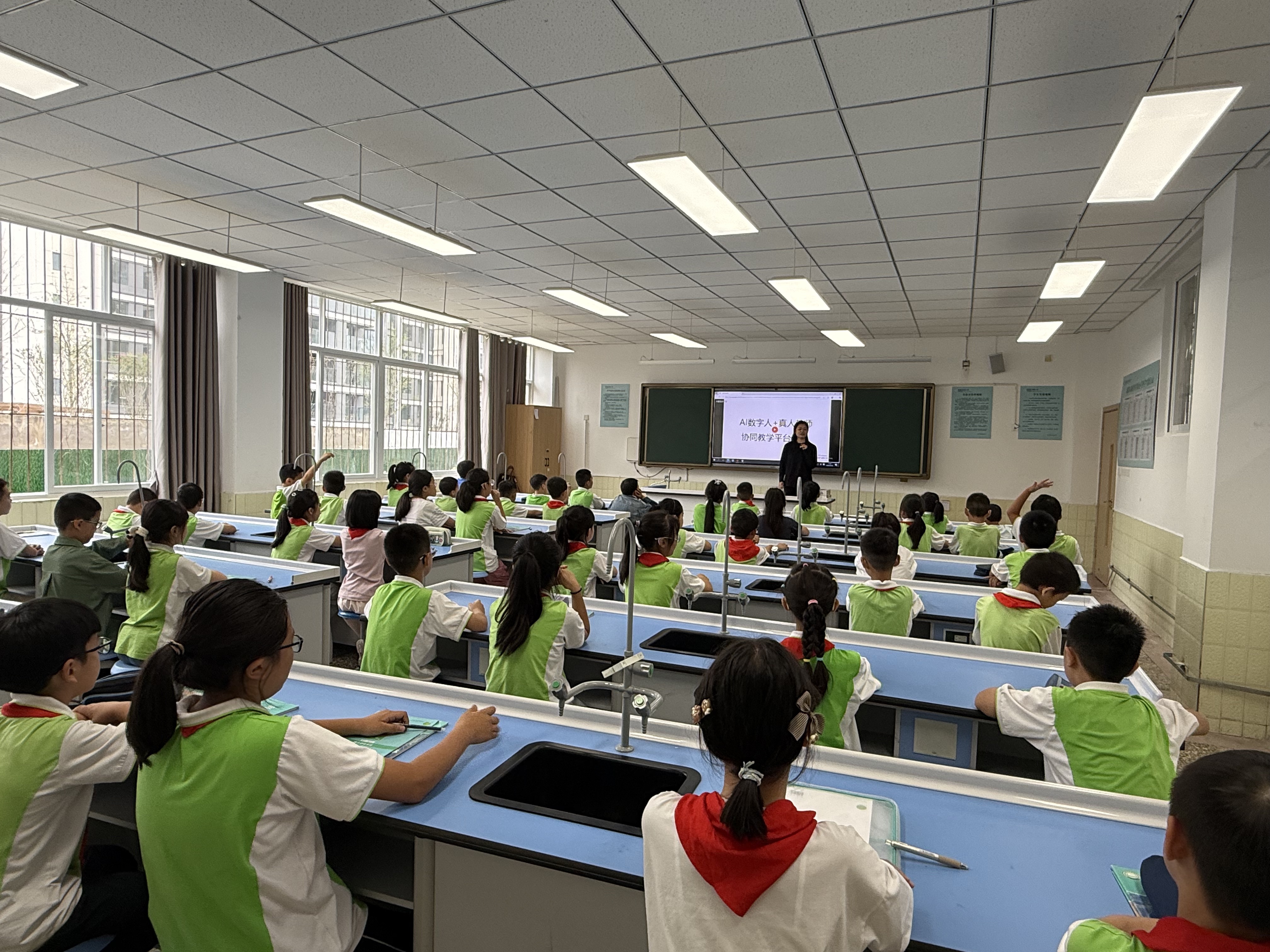 Teachers from Xinjin District Experimental Primary School in Chengdu, Sichuan Province teach in the "Intangible Cultural Heritage Public Welfare Class