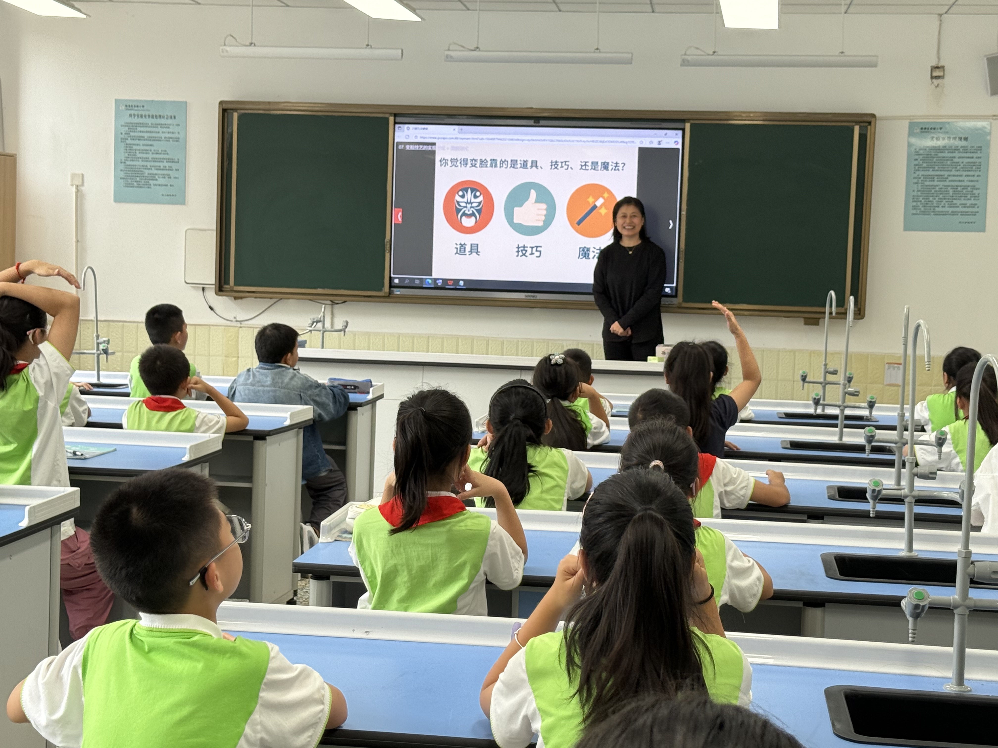 Teachers from Xinjin District Experimental Primary School in Chengdu, Sichuan Province teach in the "Intangible Cultural Heritage Public Welfare Class