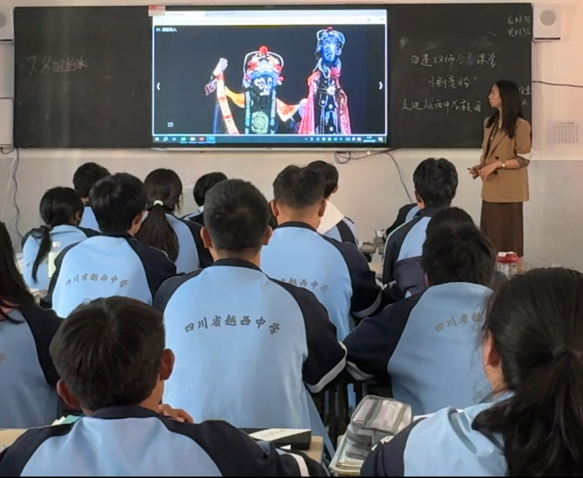 A teacher from Class 3, Grade 2 of Yuexi Middle School in Sichuan Province gave a lecture on the "Intangible Cultural Heritage Public Welfare Class