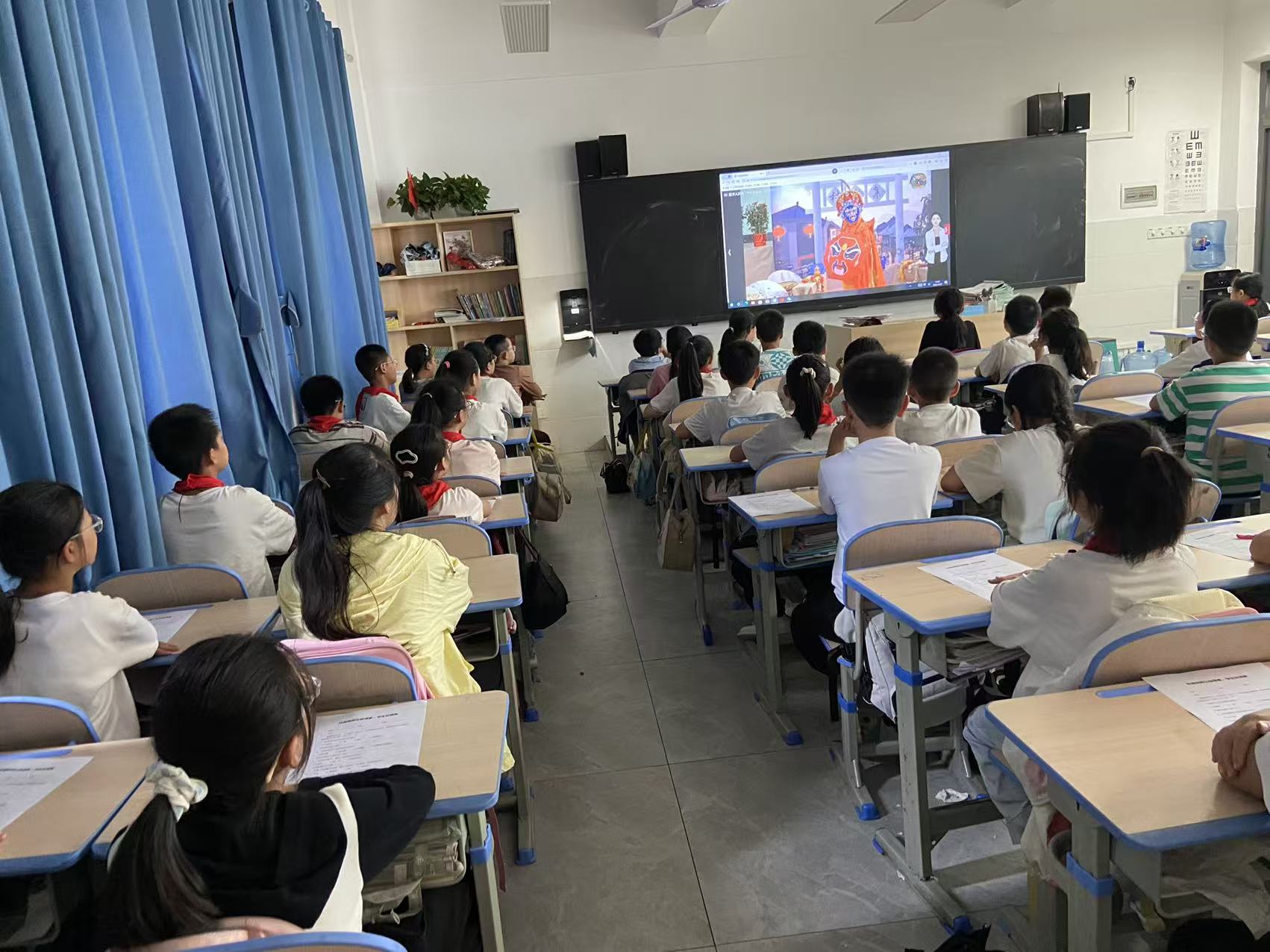 A digital human teacher teaches the "Intangible Cultural Heritage Public Welfare Class" at Class 2, Grade 5, Chengnan Primary School, Jingyan County, Leshan, Sichuan