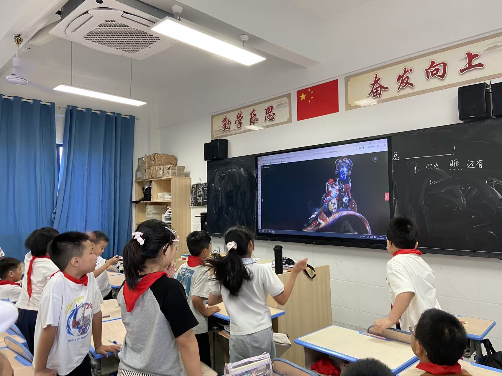 Class 1, Grade 3, Chengnan Primary School, Jingyan County, Leshan City, Sichuan Province, collectively imitated face-changing in the "Intangible Cultural Heritage Public Welfare Class"