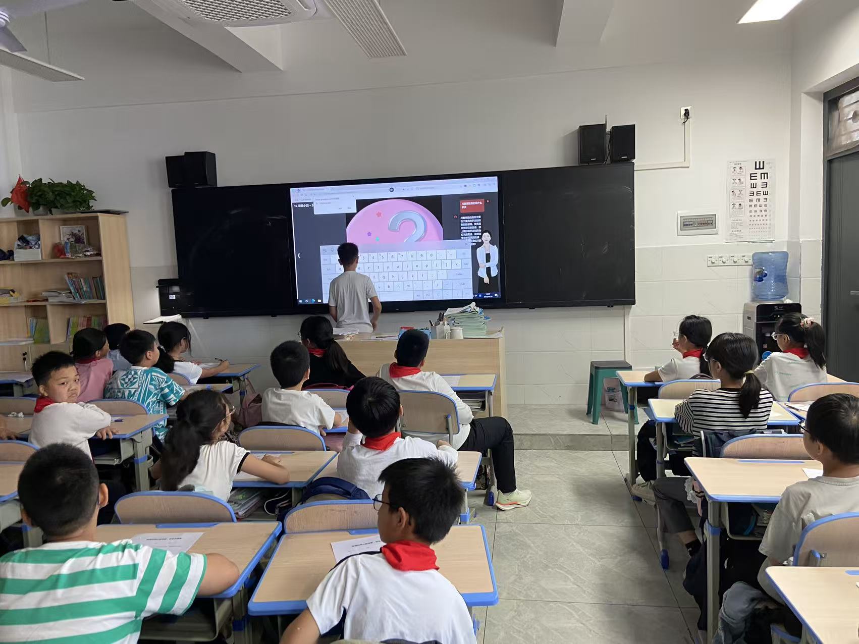 Students from Class 2, Grade 5 of Chengnan Primary School in Jingyan County, Leshan City, Sichuan Province, asked questions to the Digital Human teacher in the "Intangible Cultural Heritage Public Welfare Classroom"