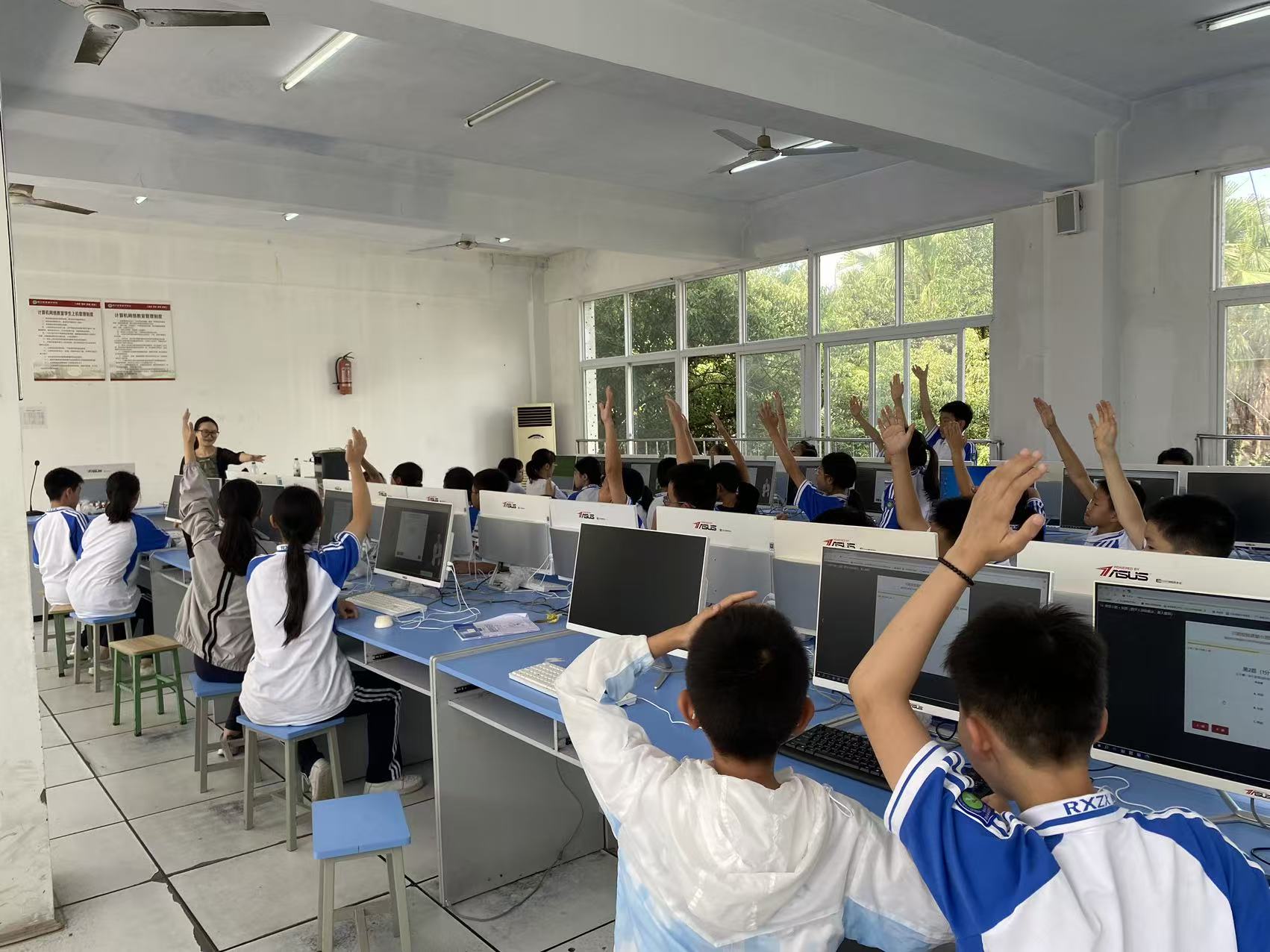 Students from Class 7 of the second grade of Rongxian Middle School in Zigong City, Sichuan Province actively answered questions in the "Intangible Cultural Heritage Public Welfare Class"