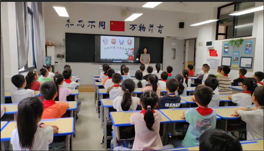 Teacher Bai, a famous teacher at Shengli Street Primary School in Yunlian County, Yibin City, Sichuan Province, teaches the "Intangible Cultural Heritage Public Welfare Classroom" course