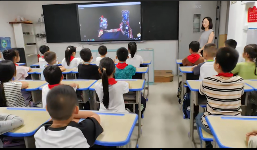 Teacher Bai, a famous teacher at Shengli Street Primary School in Yunlian County, Yibin City, Sichuan Province, teaches the "Intangible Cultural Heritage Public Welfare Classroom" course