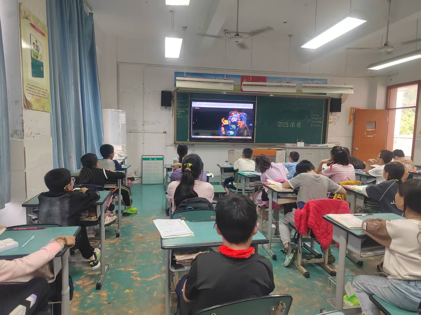 A digital human teacher teaches in the "Intangible Cultural Heritage Public Welfare Class" at Longquan Primary School (Chadian Branch) in Longquanyi District, Chengdu